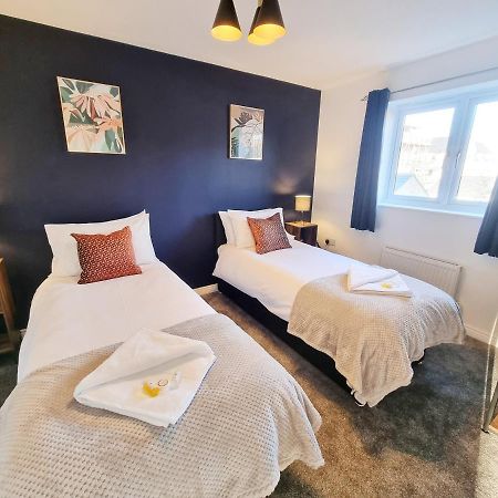 Stylish 3 Bedrooms & 2 Bathrooms House, Free Parking On Premises! CBG Exteriör bild