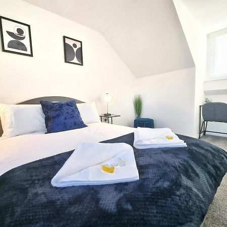 Stylish 3 Bedrooms & 2 Bathrooms House, Free Parking On Premises! CBG Exteriör bild