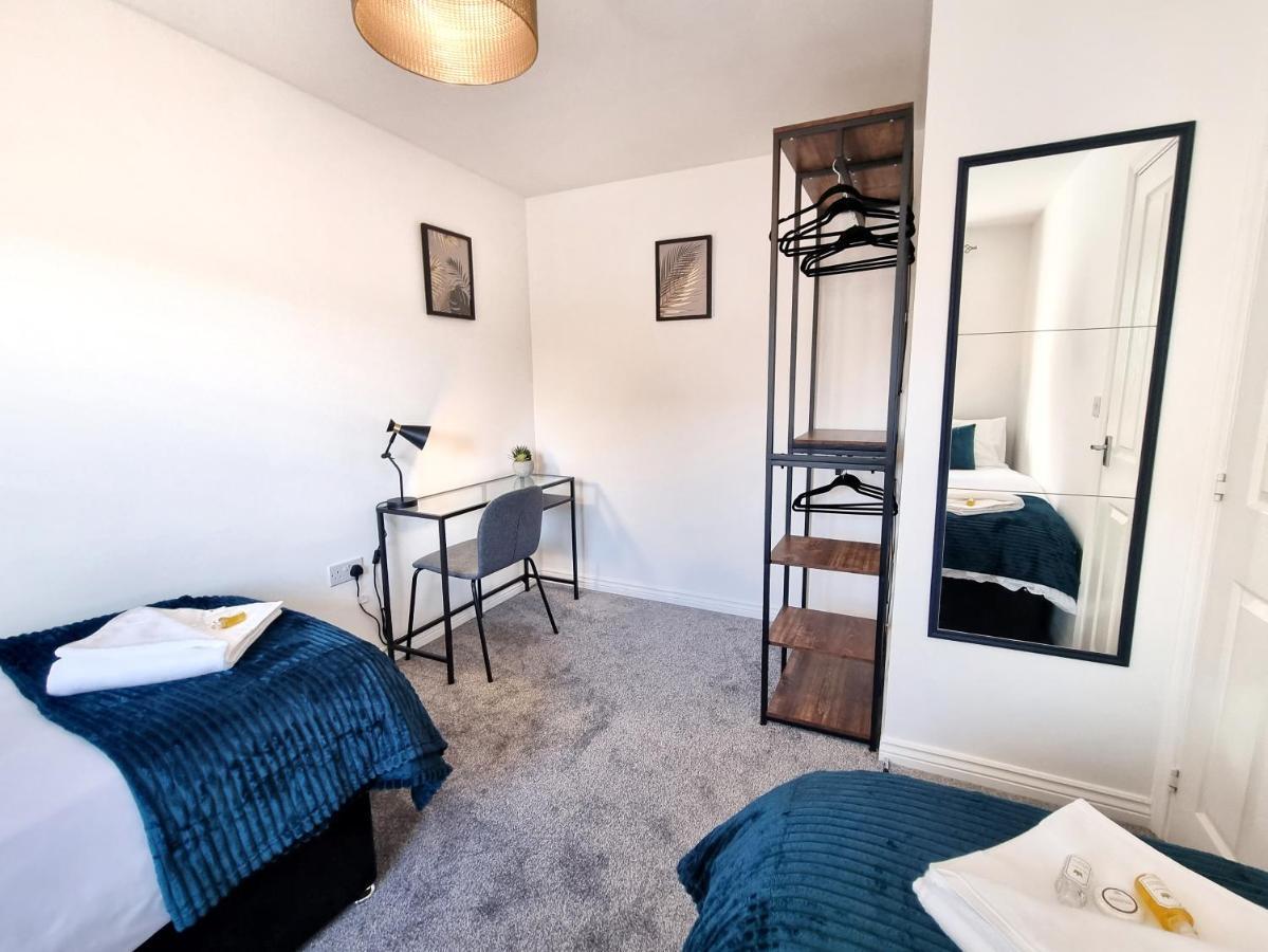Stylish 3 Bedrooms & 2 Bathrooms House, Free Parking On Premises! CBG Exteriör bild