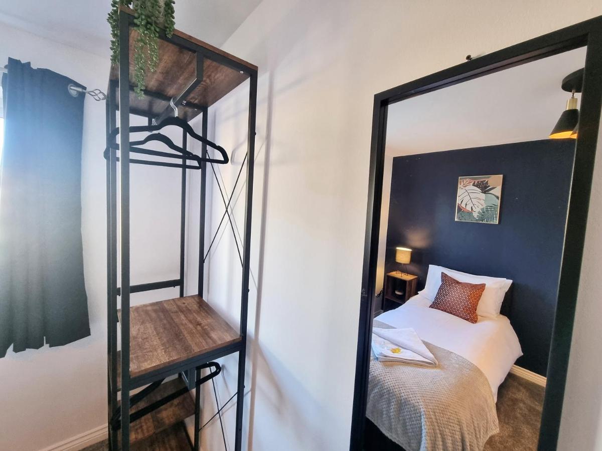 Stylish 3 Bedrooms & 2 Bathrooms House, Free Parking On Premises! CBG Exteriör bild