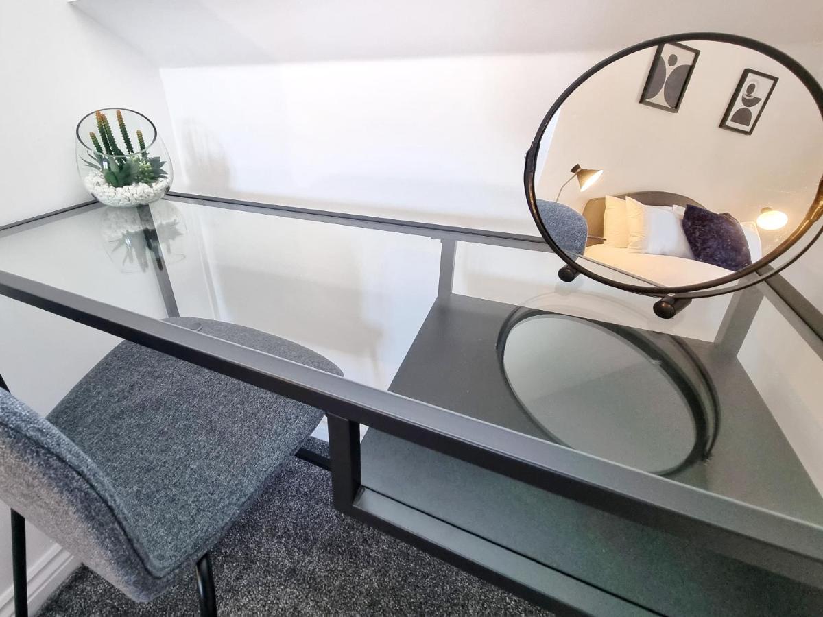 Stylish 3 Bedrooms & 2 Bathrooms House, Free Parking On Premises! CBG Exteriör bild