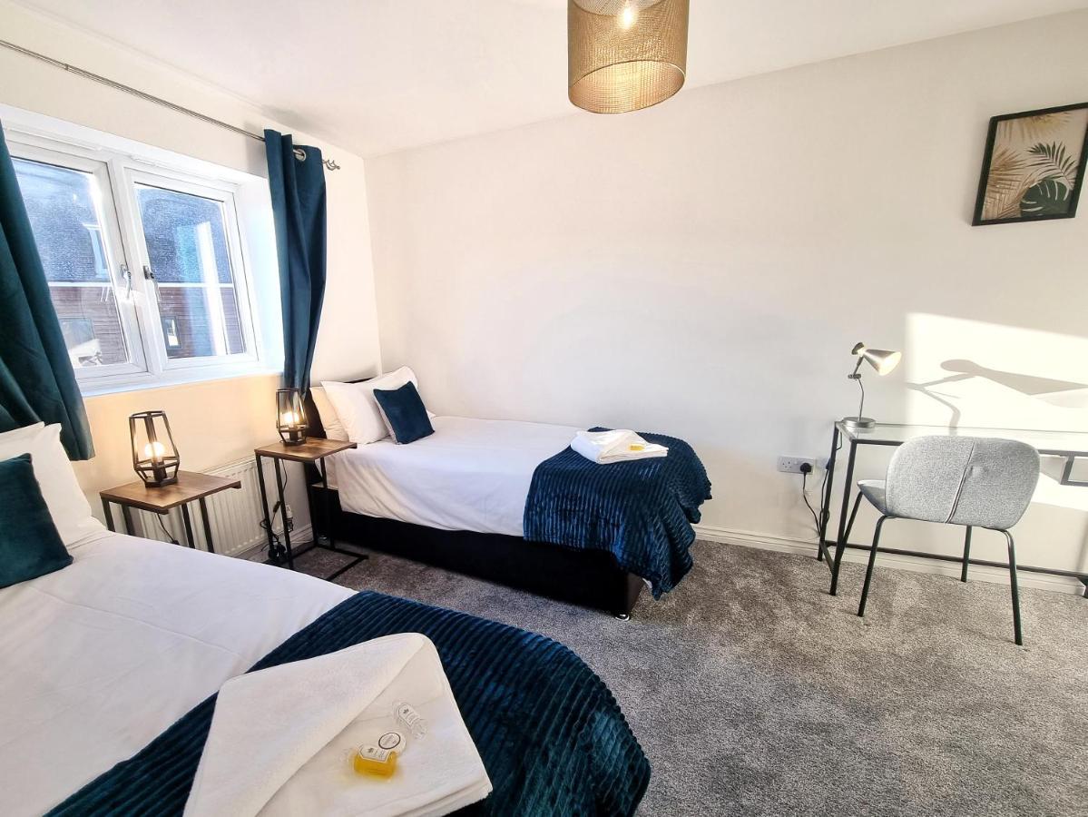Stylish 3 Bedrooms & 2 Bathrooms House, Free Parking On Premises! CBG Exteriör bild