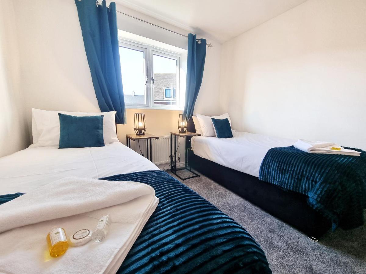 Stylish 3 Bedrooms & 2 Bathrooms House, Free Parking On Premises! CBG Exteriör bild