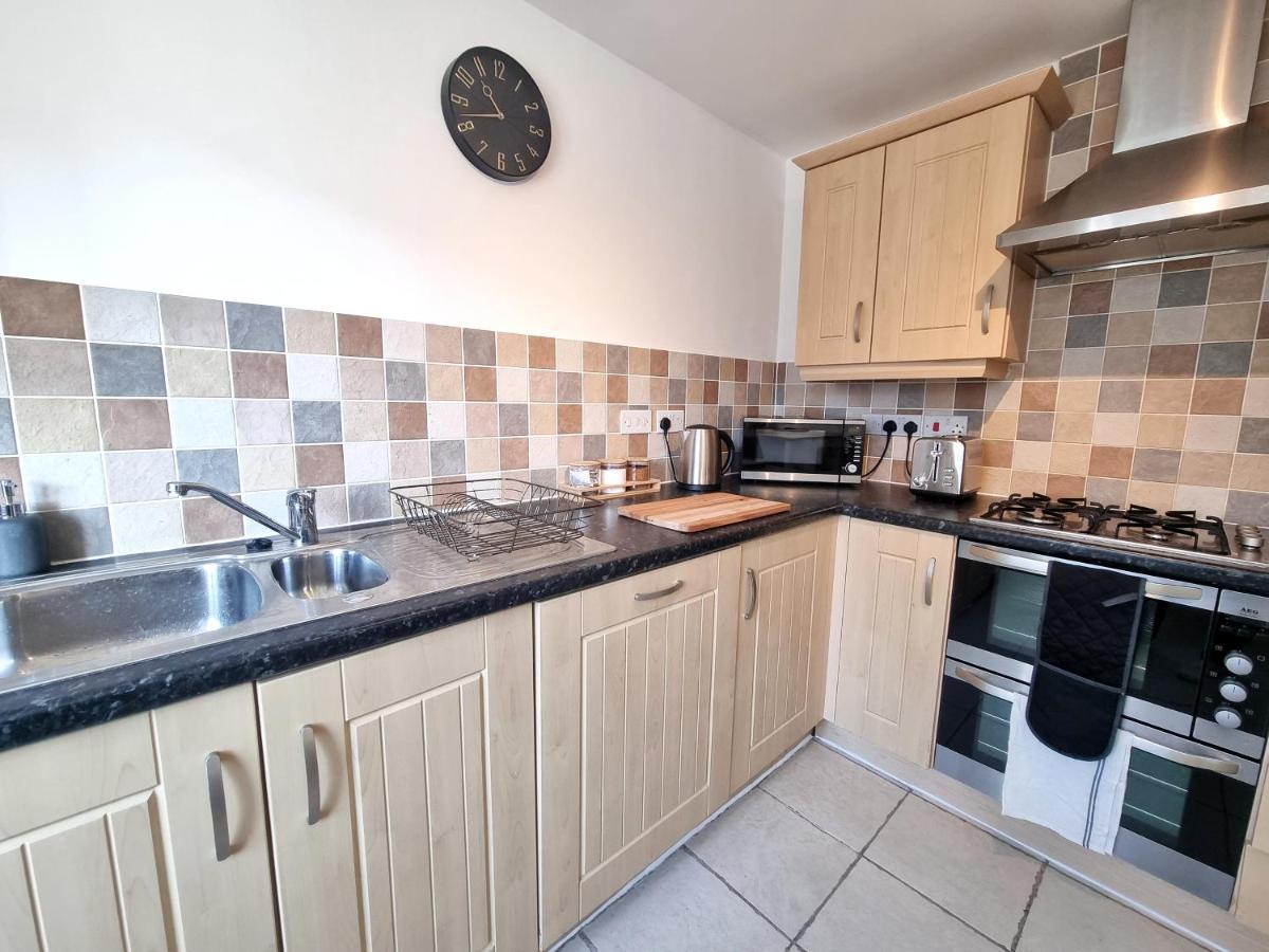 Stylish 3 Bedrooms & 2 Bathrooms House, Free Parking On Premises! CBG Exteriör bild