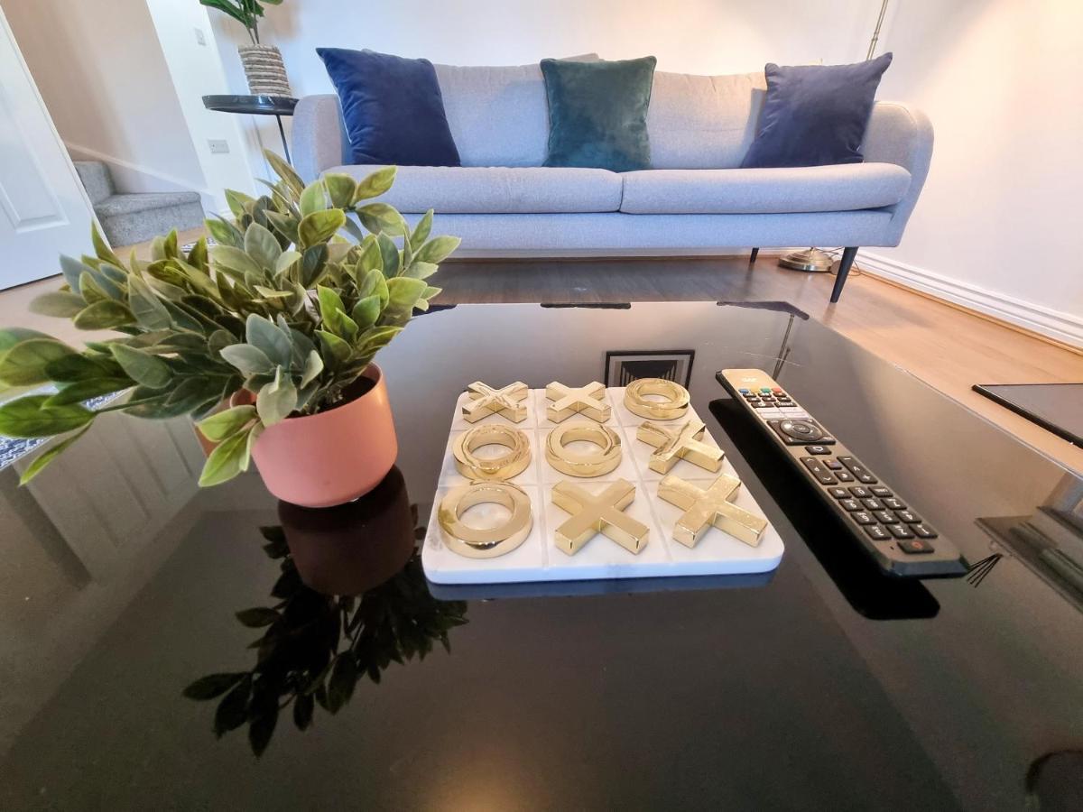 Stylish 3 Bedrooms & 2 Bathrooms House, Free Parking On Premises! CBG Exteriör bild