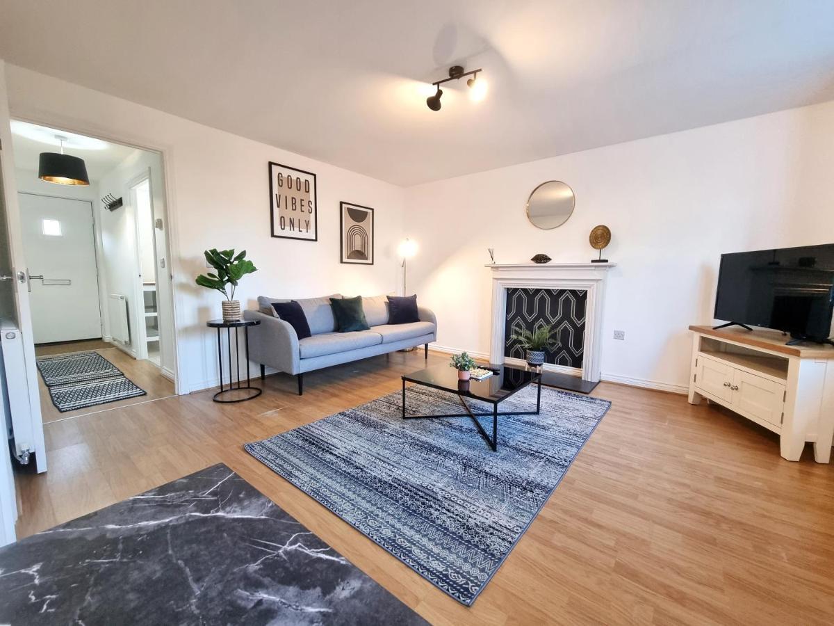 Stylish 3 Bedrooms & 2 Bathrooms House, Free Parking On Premises! CBG Exteriör bild