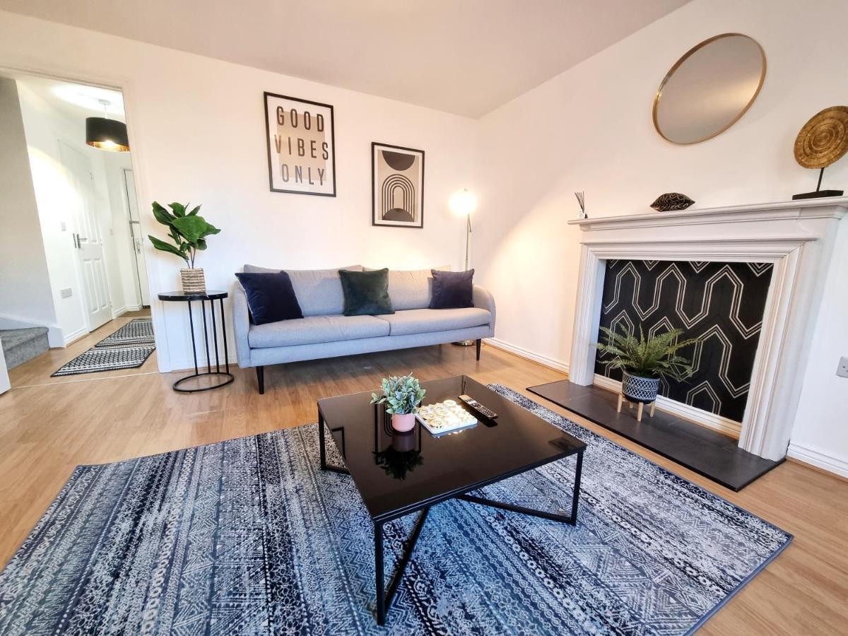 Stylish 3 Bedrooms & 2 Bathrooms House, Free Parking On Premises! CBG Exteriör bild