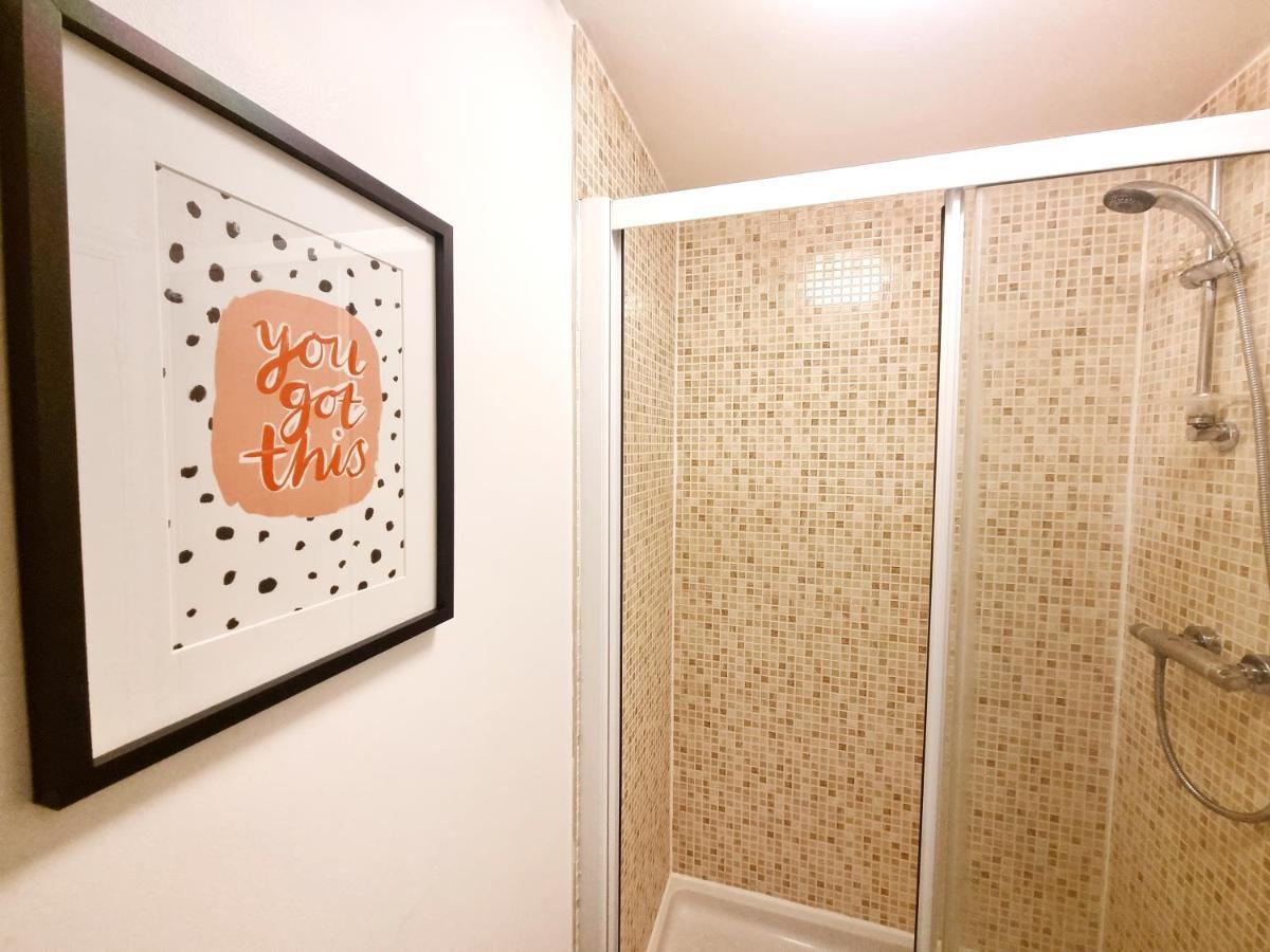Stylish 3 Bedrooms & 2 Bathrooms House, Free Parking On Premises! CBG Exteriör bild