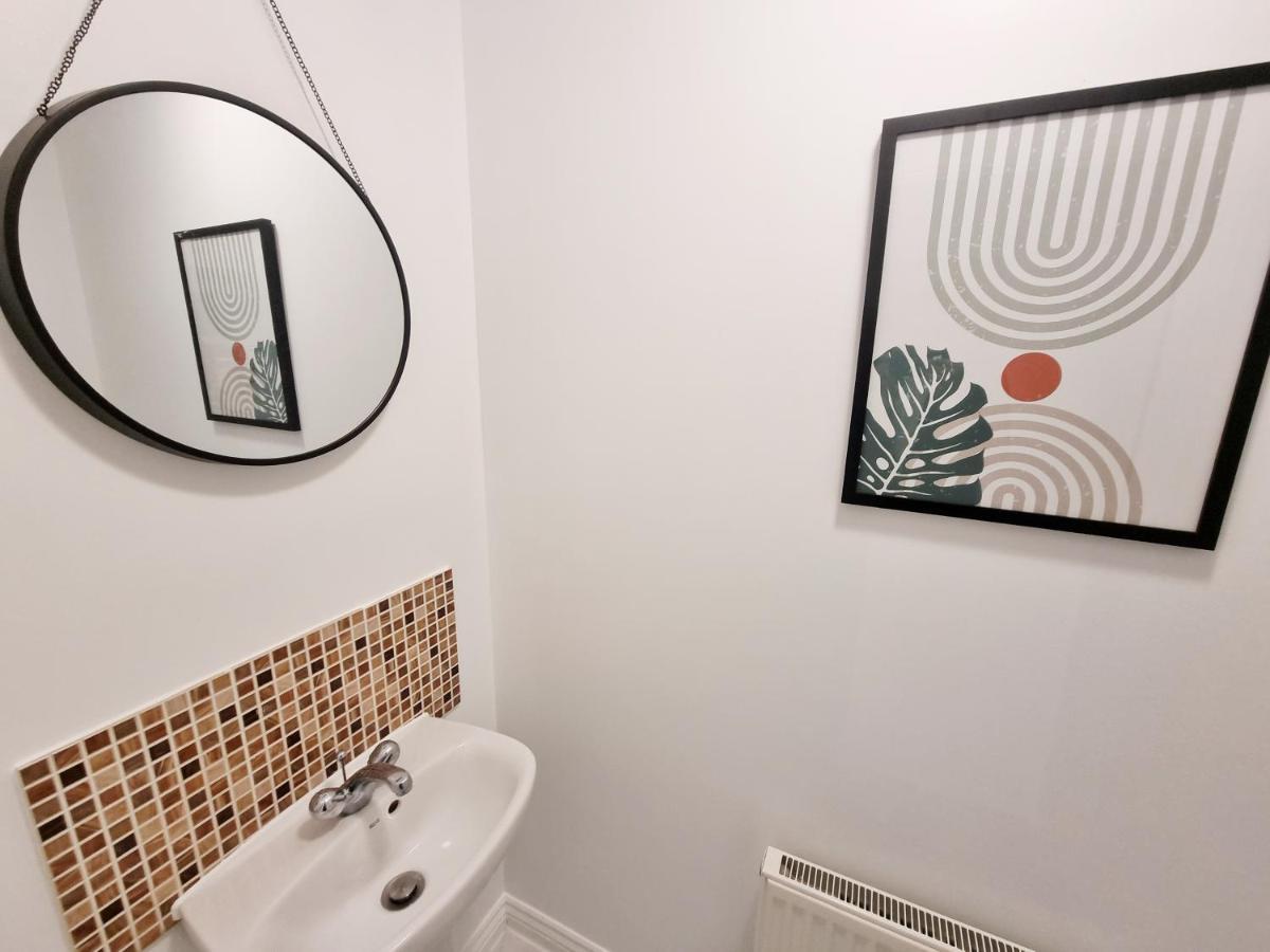 Stylish 3 Bedrooms & 2 Bathrooms House, Free Parking On Premises! CBG Exteriör bild