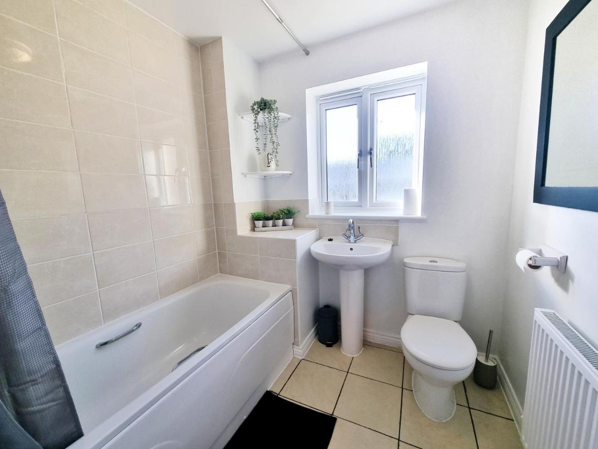 Stylish 3 Bedrooms & 2 Bathrooms House, Free Parking On Premises! CBG Exteriör bild