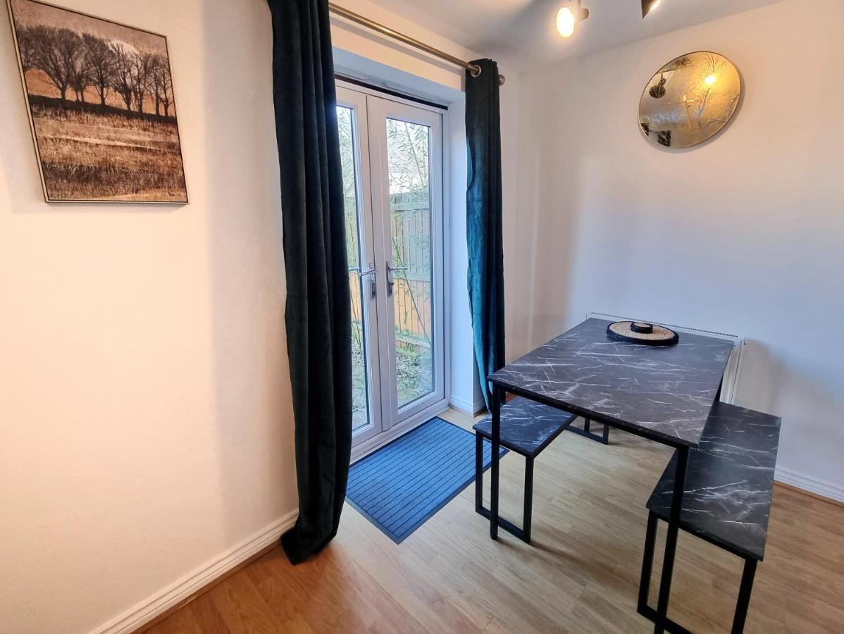 Stylish 3 Bedrooms & 2 Bathrooms House, Free Parking On Premises! CBG Exteriör bild