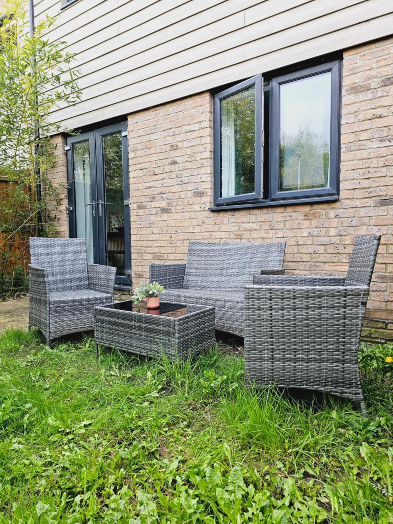 Stylish 3 Bedrooms & 2 Bathrooms House, Free Parking On Premises! CBG Exteriör bild